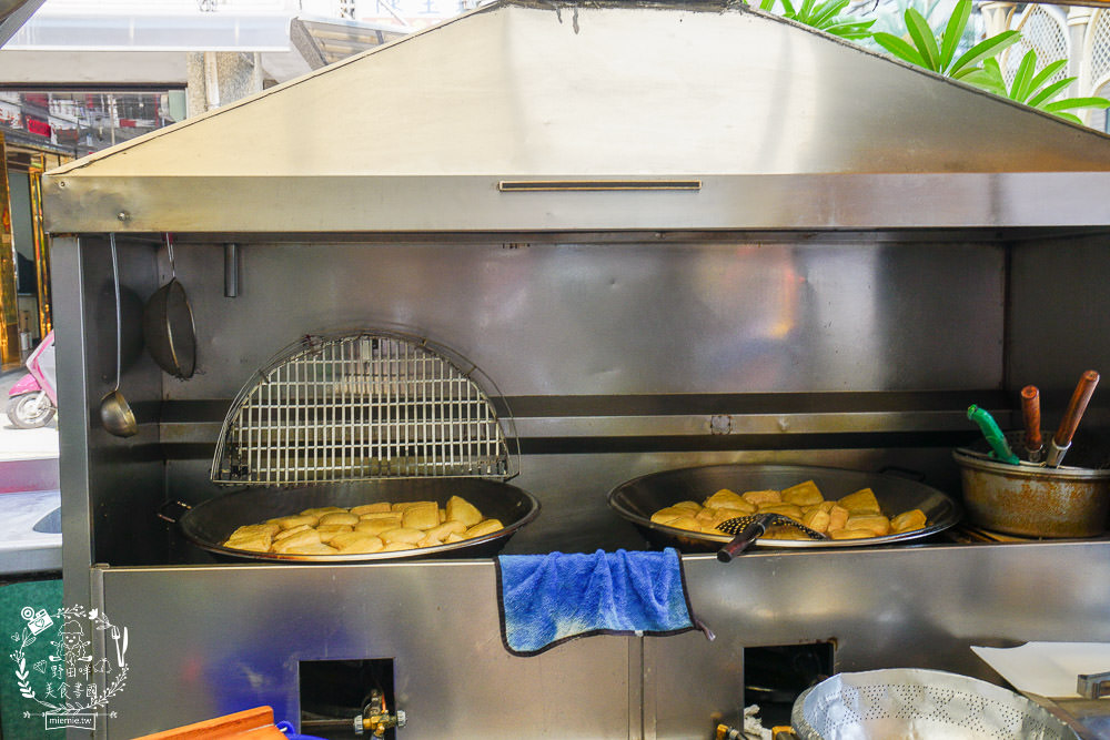 高雄人氣臭豆腐[愛嬌姨臭豆腐]武廟排隊美食|四小時就賣完了?!有室內座位與冷氣?!