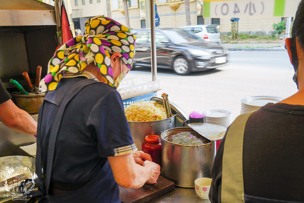 高雄人氣臭豆腐[愛嬌姨臭豆腐]武廟排隊美食|四小時就賣完了?!有室內座位與冷氣?!