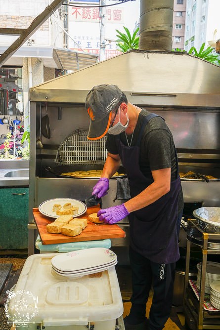 高雄人氣臭豆腐[愛嬌姨臭豆腐]武廟排隊美食|四小時就賣完了?!有室內座位與冷氣?!