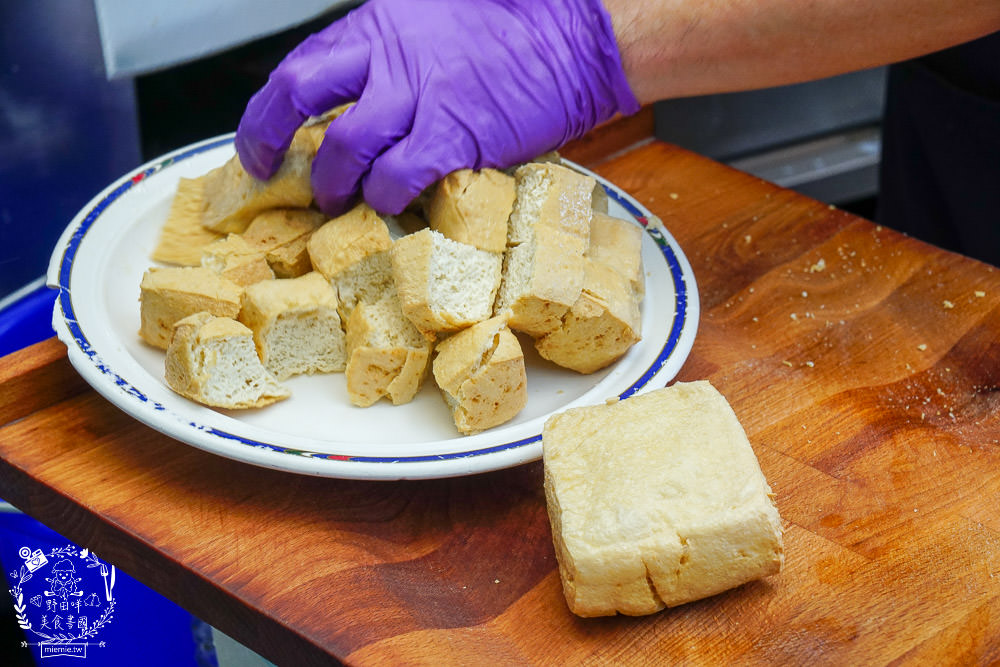 高雄人氣臭豆腐[愛嬌姨臭豆腐]武廟排隊美食|四小時就賣完了?!有室內座位與冷氣?!