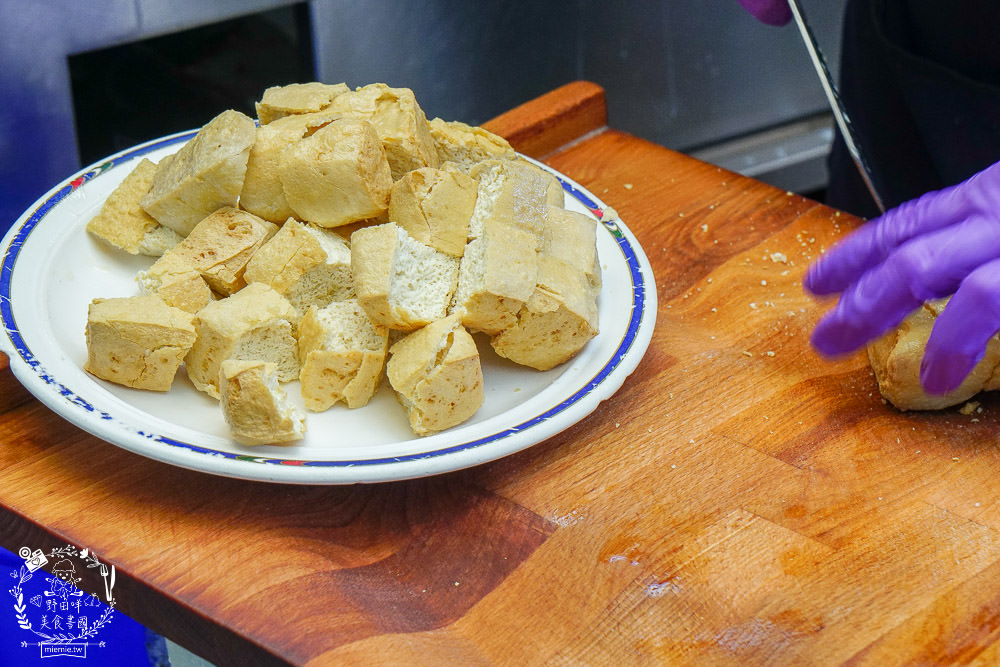 高雄人氣臭豆腐[愛嬌姨臭豆腐]武廟排隊美食|四小時就賣完了?!有室內座位與冷氣?!