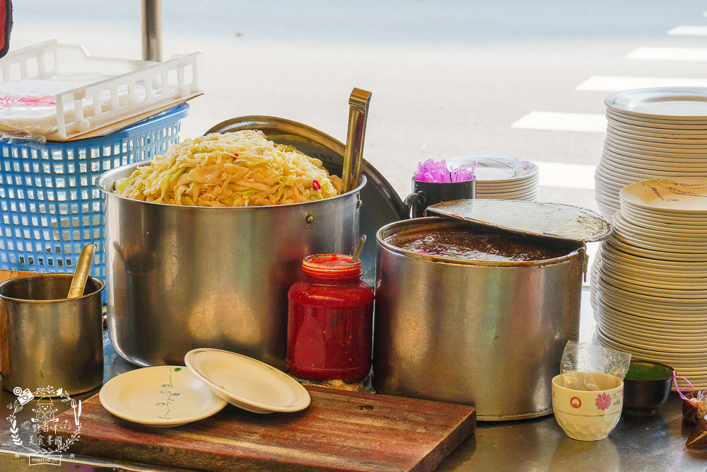 高雄人氣臭豆腐[愛嬌姨臭豆腐]武廟排隊美食|四小時就賣完了?!有室內座位與冷氣?!