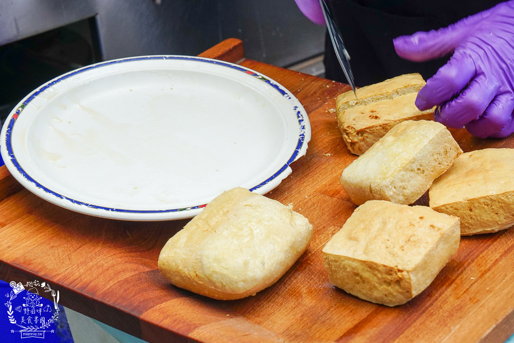 高雄人氣臭豆腐[愛嬌姨臭豆腐]武廟排隊美食|四小時就賣完了?!有室內座位與冷氣?!