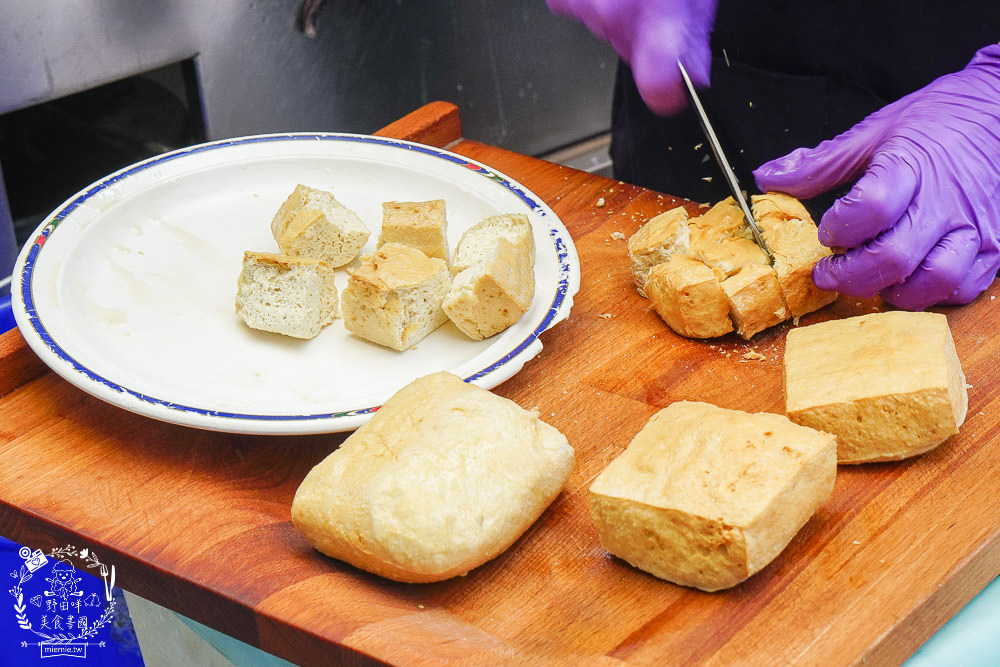 高雄人氣臭豆腐[愛嬌姨臭豆腐]武廟排隊美食|四小時就賣完了?!有室內座位與冷氣?!