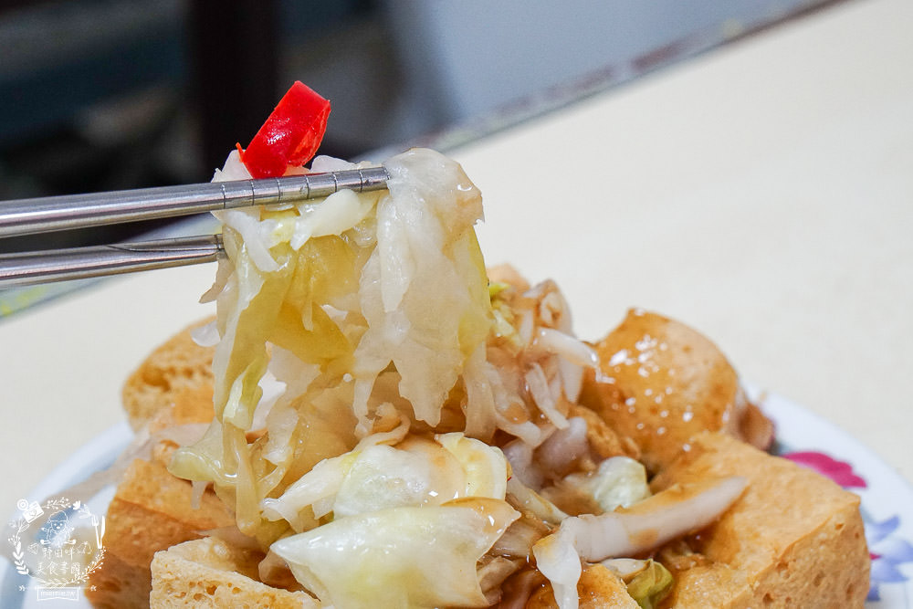 高雄人氣臭豆腐[愛嬌姨臭豆腐]武廟排隊美食|四小時就賣完了?!有室內座位與冷氣?!