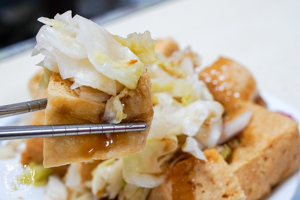 高雄人氣臭豆腐[愛嬌姨臭豆腐]武廟排隊美食|四小時就賣完了?!有室內座位與冷氣?!