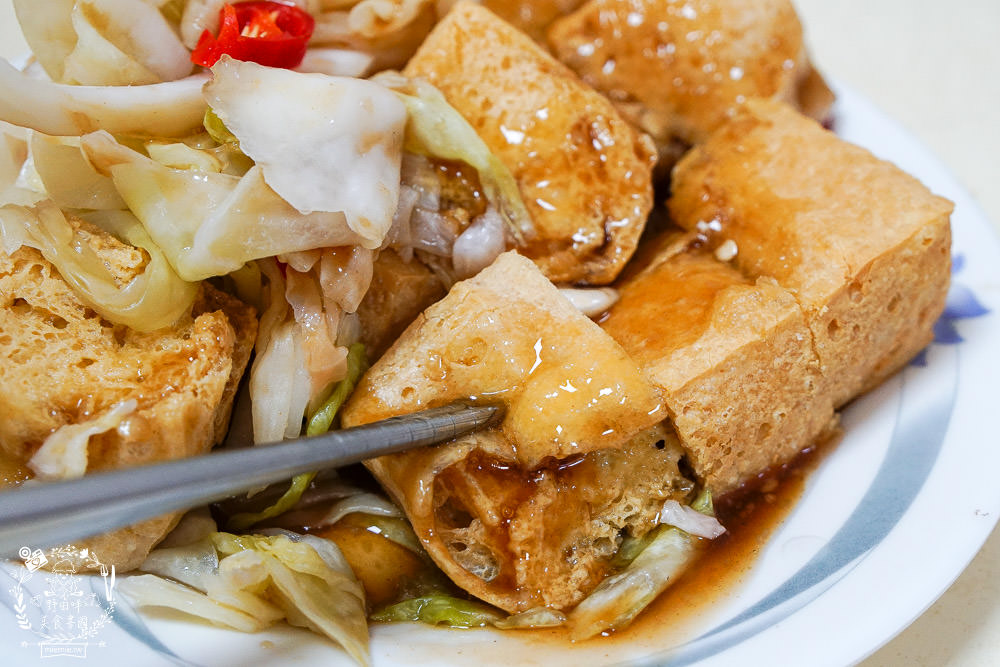 高雄人氣臭豆腐[愛嬌姨臭豆腐]武廟排隊美食|四小時就賣完了?!有室內座位與冷氣?!
