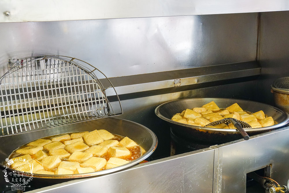 高雄人氣臭豆腐[愛嬌姨臭豆腐]武廟排隊美食|四小時就賣完了?!有室內座位與冷氣?!
