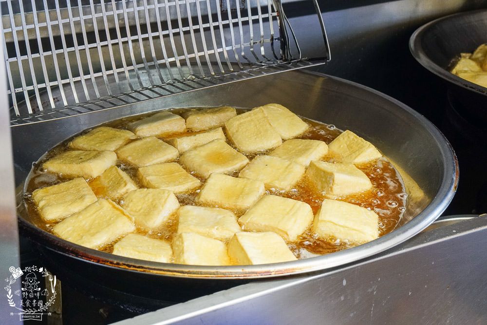 高雄人氣臭豆腐[愛嬌姨臭豆腐]武廟排隊美食|四小時就賣完了?!有室內座位與冷氣?!