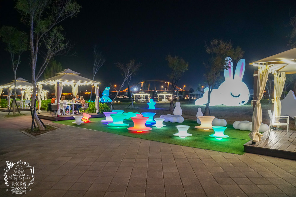 愛琴湖盼景觀咖啡餐廳|潮州鐵道園區內的夢幻景觀咖啡廳!超多兔兔花燈可以拍照打卡!
