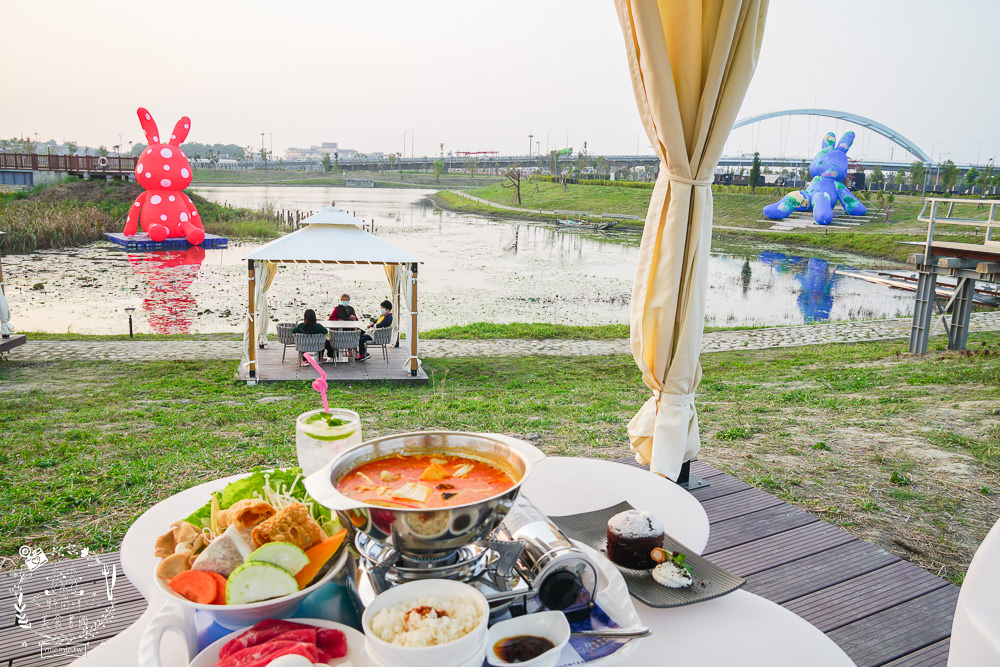 愛琴湖盼景觀咖啡餐廳|潮州鐵道園區內的夢幻景觀咖啡廳!超多兔兔花燈可以拍照打卡!