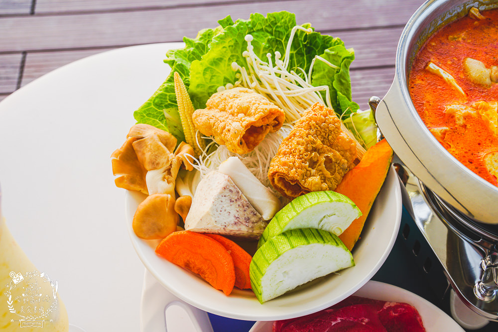 愛琴湖盼景觀咖啡餐廳|潮州鐵道園區內的夢幻景觀咖啡廳!超多兔兔花燈可以拍照打卡!