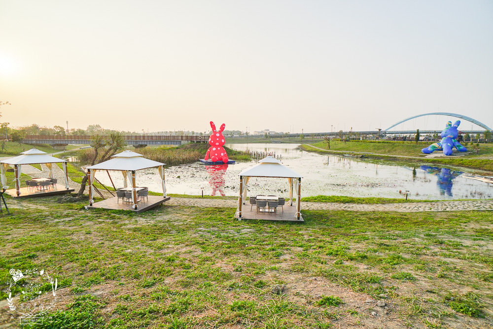 愛琴湖盼景觀咖啡餐廳|潮州鐵道園區內的夢幻景觀咖啡廳!超多兔兔花燈可以拍照打卡!