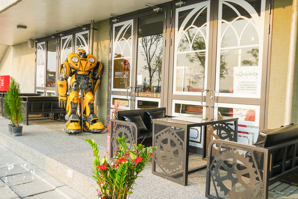 愛琴湖盼景觀咖啡餐廳|潮州鐵道園區內的夢幻景觀咖啡廳!超多兔兔花燈可以拍照打卡!