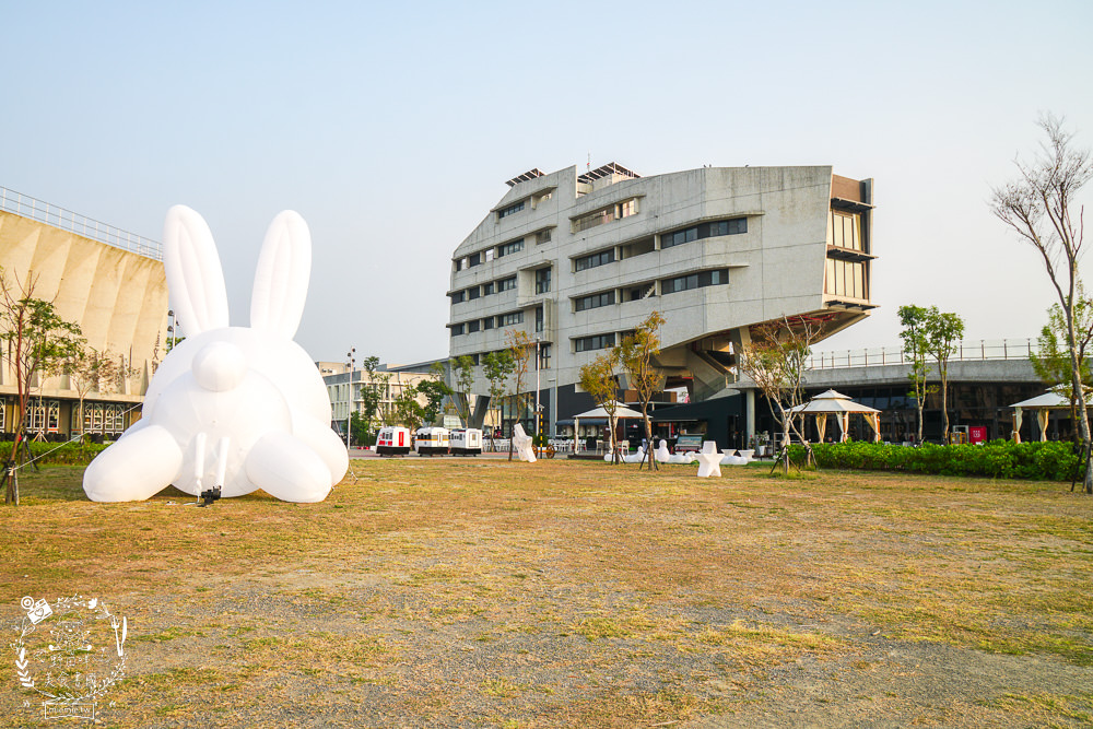 愛琴湖盼景觀咖啡餐廳|潮州鐵道園區內的夢幻景觀咖啡廳!超多兔兔花燈可以拍照打卡!