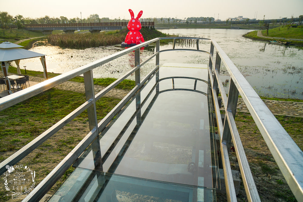愛琴湖盼景觀咖啡餐廳|潮州鐵道園區內的夢幻景觀咖啡廳!超多兔兔花燈可以拍照打卡!