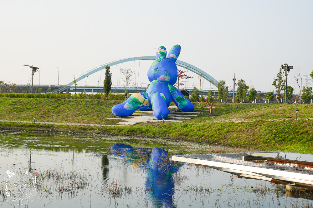 愛琴湖盼景觀咖啡餐廳|潮州鐵道園區內的夢幻景觀咖啡廳!超多兔兔花燈可以拍照打卡!