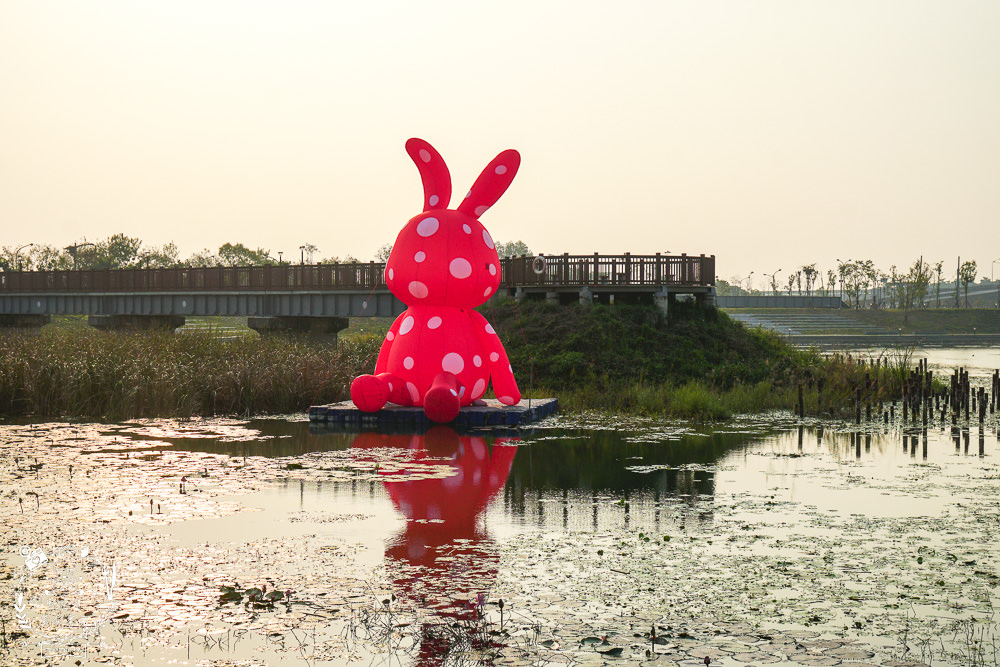 愛琴湖盼景觀咖啡餐廳|潮州鐵道園區內的夢幻景觀咖啡廳!超多兔兔花燈可以拍照打卡!