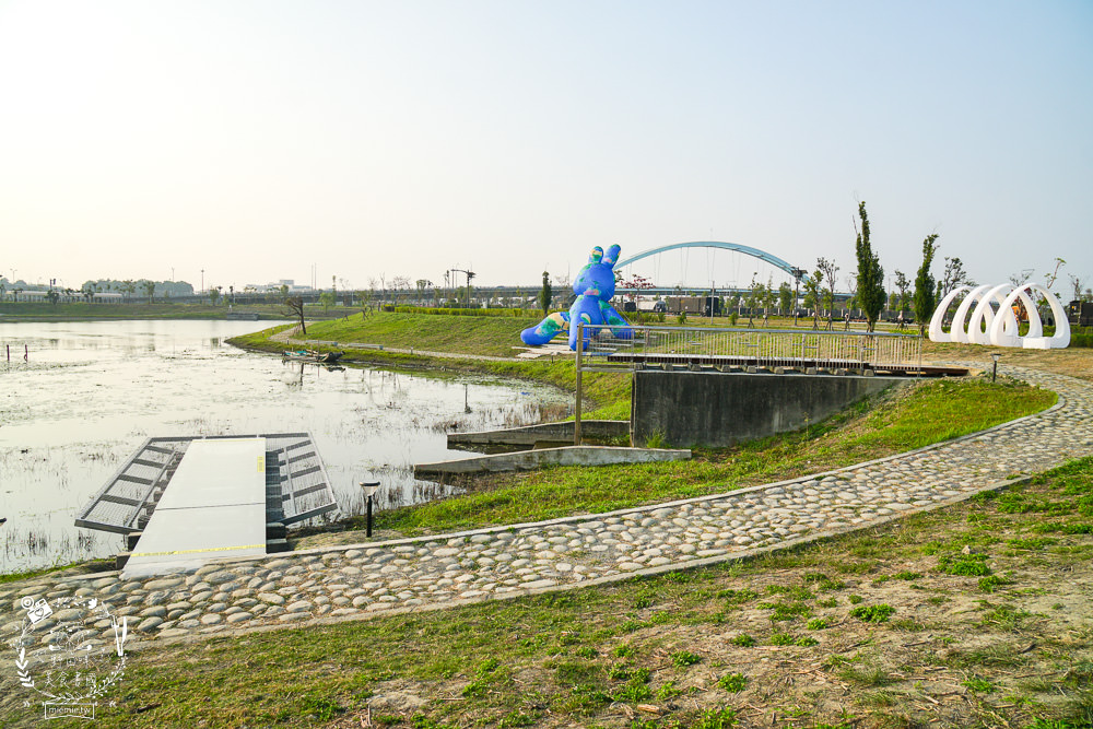 愛琴湖盼景觀咖啡餐廳|潮州鐵道園區內的夢幻景觀咖啡廳!超多兔兔花燈可以拍照打卡!