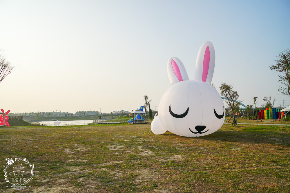 愛琴湖盼景觀咖啡餐廳|潮州鐵道園區內的夢幻景觀咖啡廳!超多兔兔花燈可以拍照打卡!