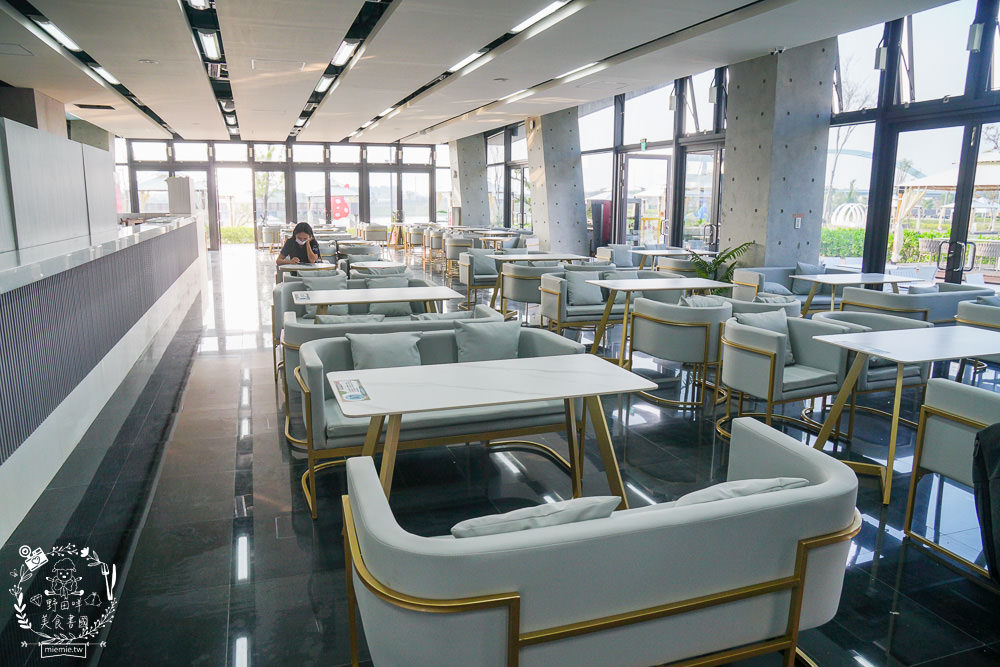 愛琴湖盼景觀咖啡餐廳|潮州鐵道園區內的夢幻景觀咖啡廳!超多兔兔花燈可以拍照打卡!