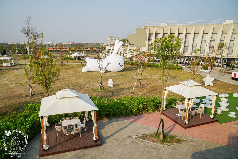 愛琴湖盼景觀咖啡餐廳|潮州鐵道園區內的夢幻景觀咖啡廳!超多兔兔花燈可以拍照打卡!