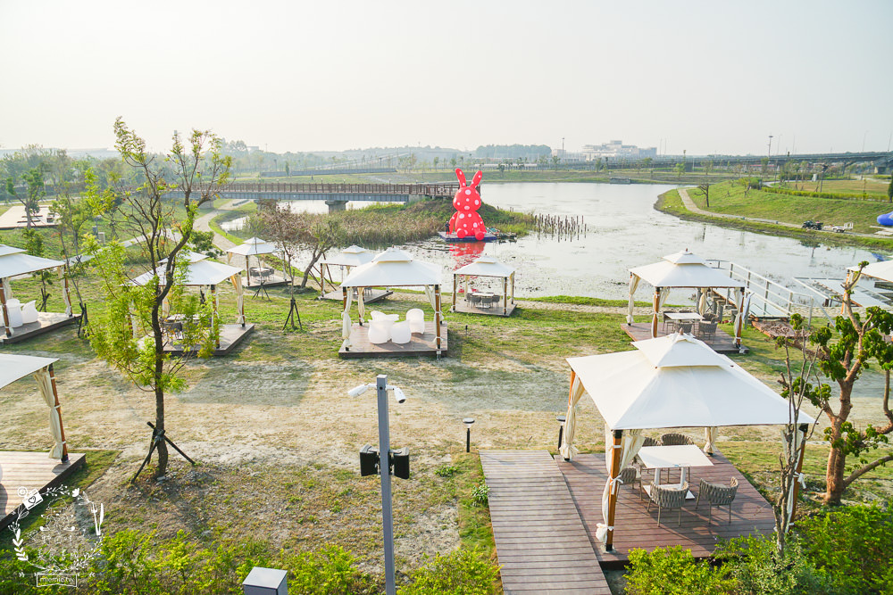 愛琴湖盼景觀咖啡餐廳|潮州鐵道園區內的夢幻景觀咖啡廳!超多兔兔花燈可以拍照打卡!