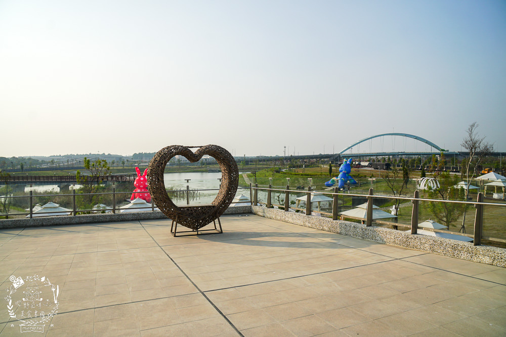 愛琴湖盼景觀咖啡餐廳|潮州鐵道園區內的夢幻景觀咖啡廳!超多兔兔花燈可以拍照打卡!