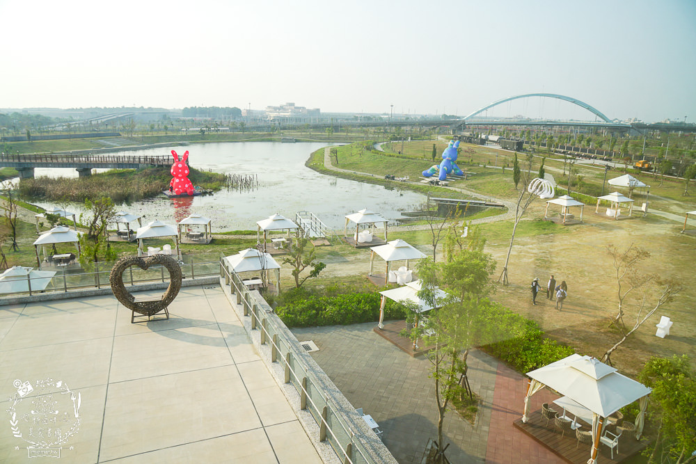 愛琴湖盼景觀咖啡餐廳|潮州鐵道園區內的夢幻景觀咖啡廳!超多兔兔花燈可以拍照打卡!
