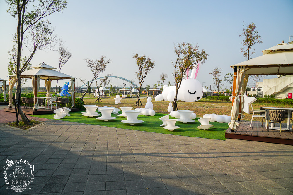 愛琴湖盼景觀咖啡餐廳|潮州鐵道園區內的夢幻景觀咖啡廳!超多兔兔花燈可以拍照打卡!