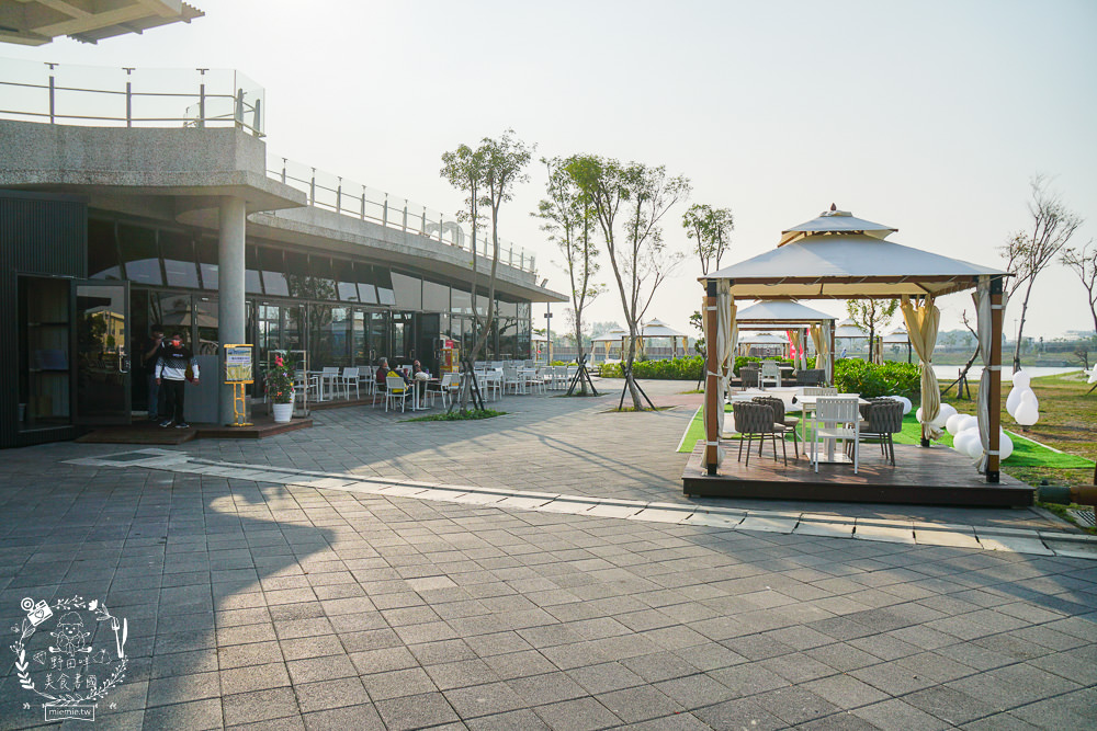 愛琴湖盼景觀咖啡餐廳|潮州鐵道園區內的夢幻景觀咖啡廳!超多兔兔花燈可以拍照打卡!