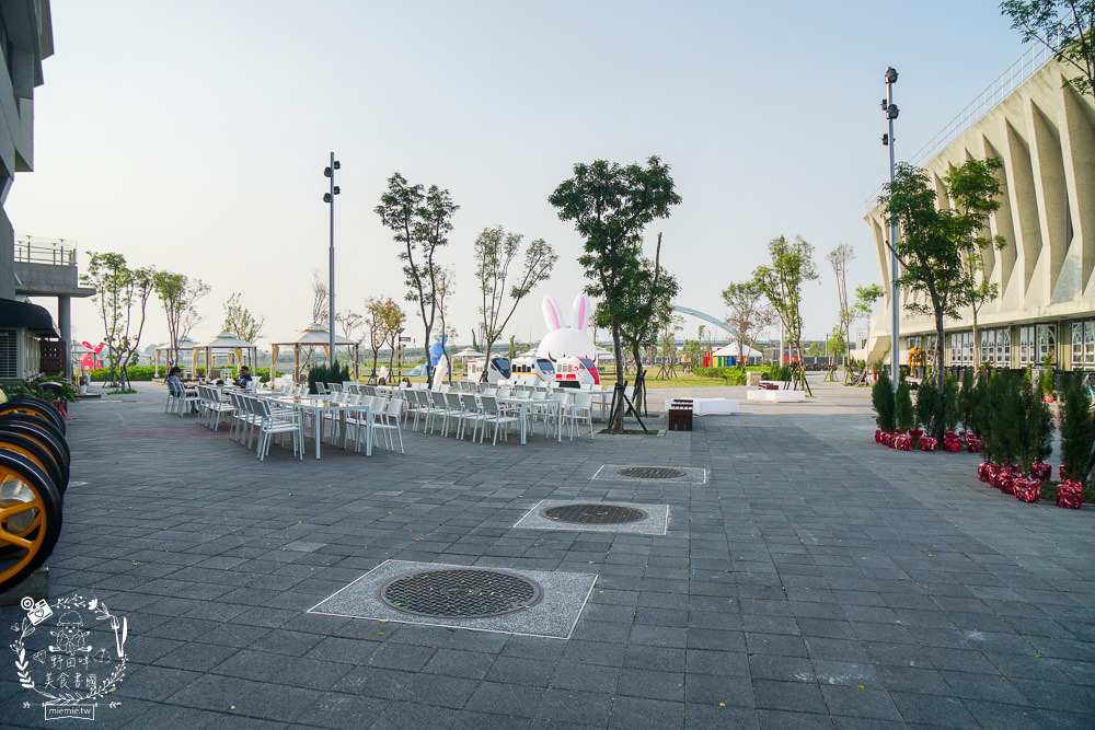 愛琴湖盼景觀咖啡餐廳|潮州鐵道園區內的夢幻景觀咖啡廳!超多兔兔花燈可以拍照打卡!