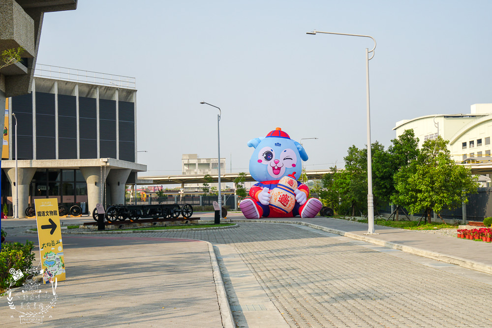 愛琴湖盼景觀咖啡餐廳|潮州鐵道園區內的夢幻景觀咖啡廳!超多兔兔花燈可以拍照打卡!