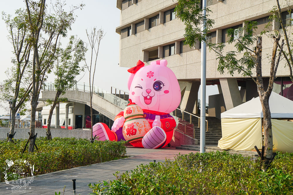 愛琴湖盼景觀咖啡餐廳|潮州鐵道園區內的夢幻景觀咖啡廳!超多兔兔花燈可以拍照打卡!