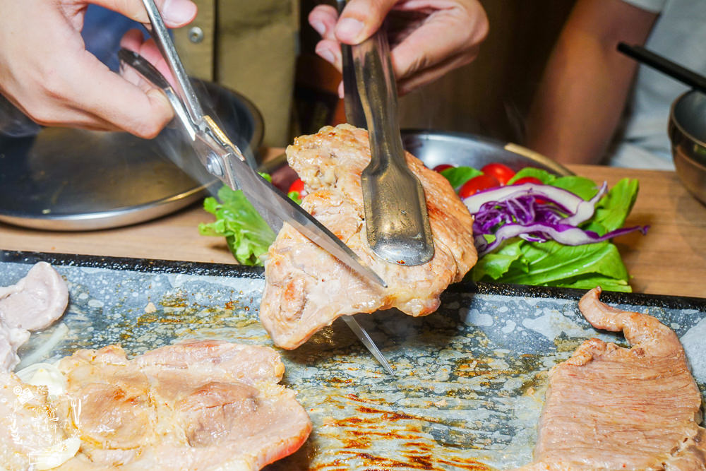 打爆豬韓式燒肉吃到飽|高雄CP值爆高的火烤兩吃到飽!最低309元可以吃到65以上選項?13種厚切肉片爽爽吃到飽! - 第37張圖 打爆豬韓式燒肉吃到飽|高雄CP值爆高的火烤兩吃到飽!最低309元可以吃到65以上選項?13種厚切肉片爽爽吃到飽!