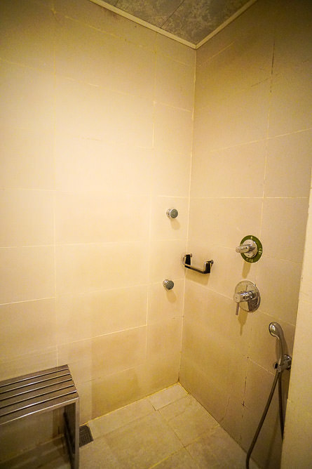 高雄小港汽車旅館[打狗戀館]超浪漫的舒適大空間|按摩浴缸寬廣好泡澡