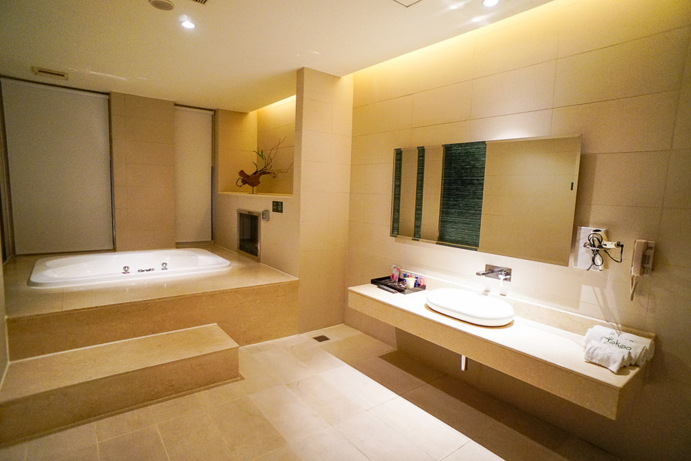 高雄小港汽車旅館[打狗戀館]超浪漫的舒適大空間|按摩浴缸寬廣好泡澡