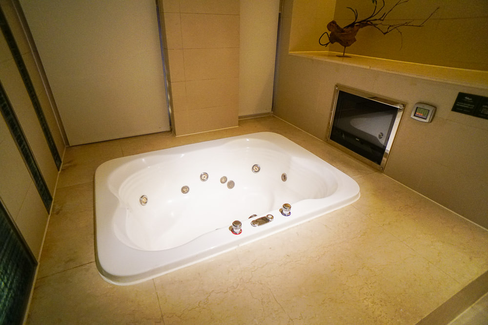高雄小港汽車旅館[打狗戀館]超浪漫的舒適大空間|按摩浴缸寬廣好泡澡