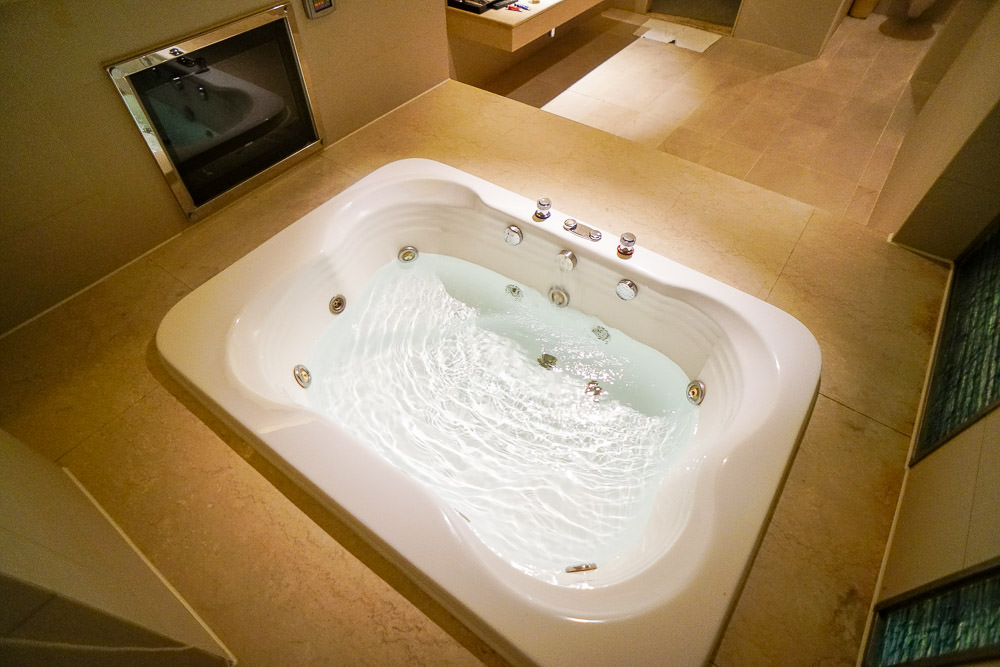 高雄小港汽車旅館[打狗戀館]超浪漫的舒適大空間|按摩浴缸寬廣好泡澡