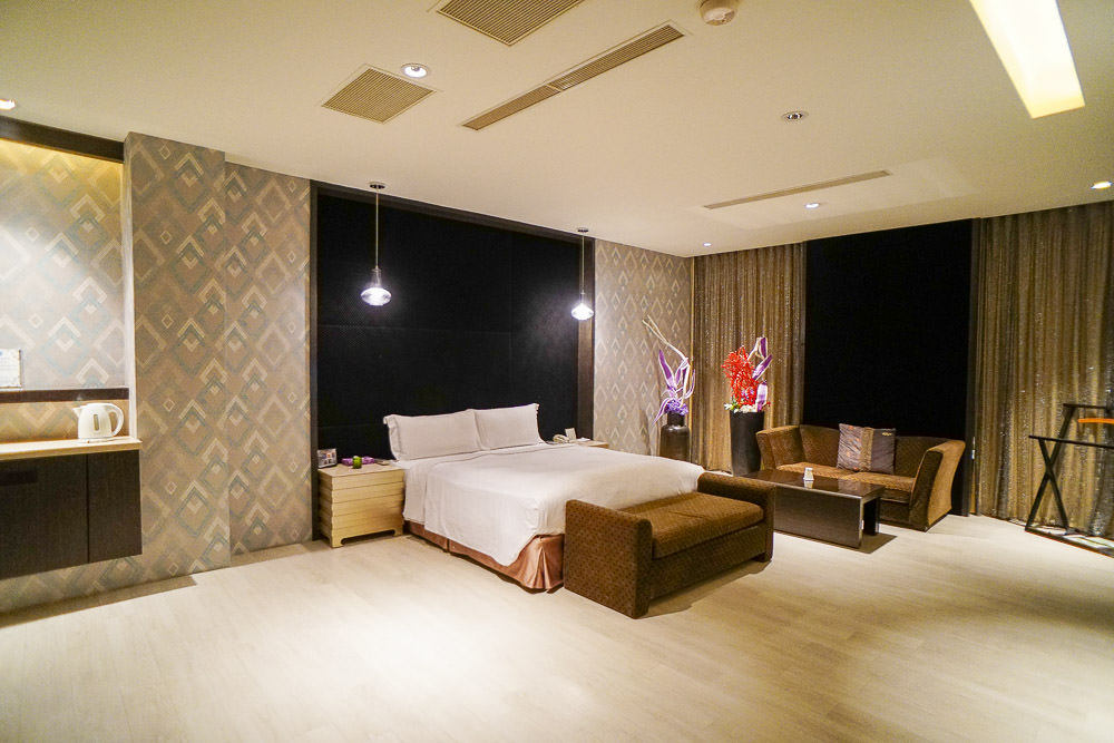 高雄小港汽車旅館[打狗戀館]超浪漫的舒適大空間|按摩浴缸寬廣好泡澡