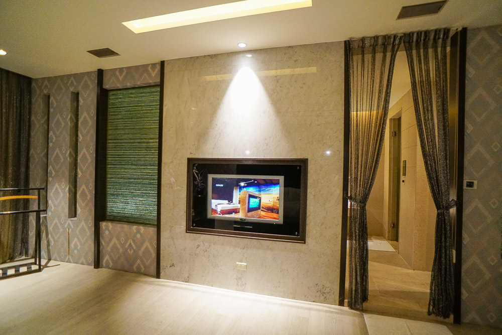 高雄小港汽車旅館[打狗戀館]超浪漫的舒適大空間|按摩浴缸寬廣好泡澡