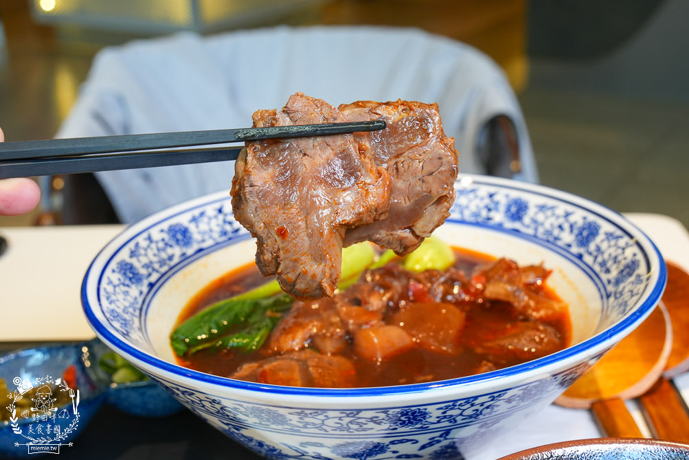 承億福利社|隱藏在承億酒店與喜樂影城的澎湃牛肉麵!還有水餃肉燥飯可以點哦~