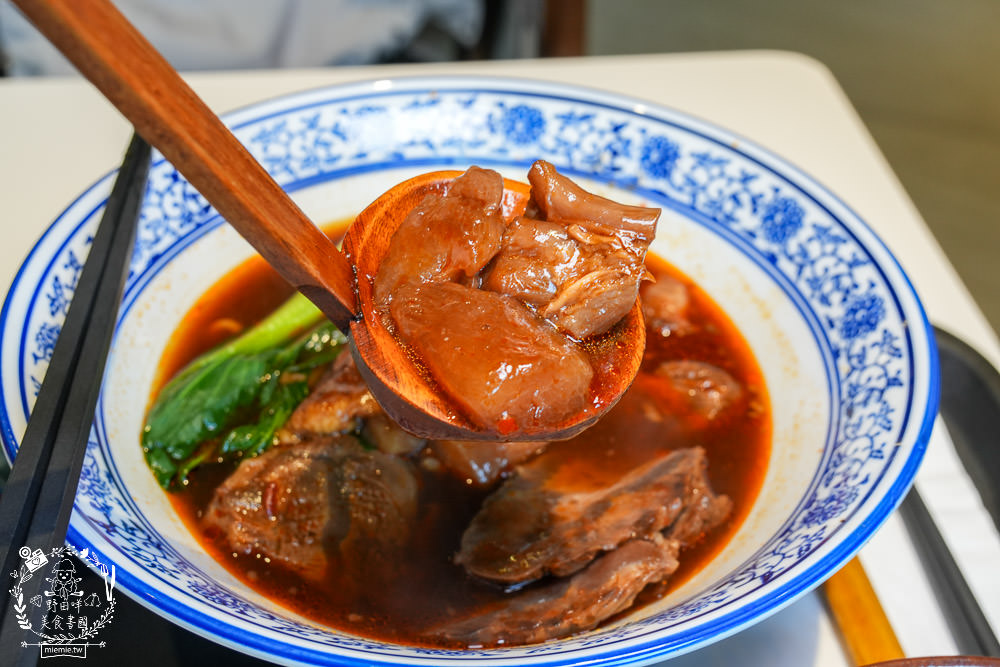 承億福利社|隱藏在承億酒店與喜樂影城的澎湃牛肉麵!還有水餃肉燥飯可以點哦~