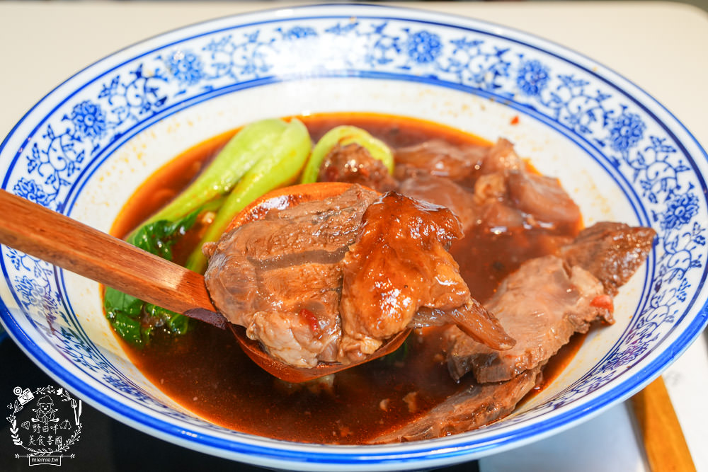 承億福利社|隱藏在承億酒店與喜樂影城的澎湃牛肉麵!還有水餃肉燥飯可以點哦~