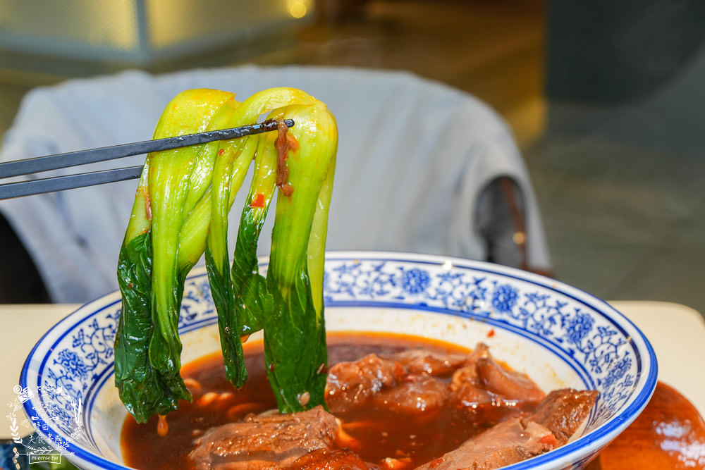 承億福利社|隱藏在承億酒店與喜樂影城的澎湃牛肉麵!還有水餃肉燥飯可以點哦~