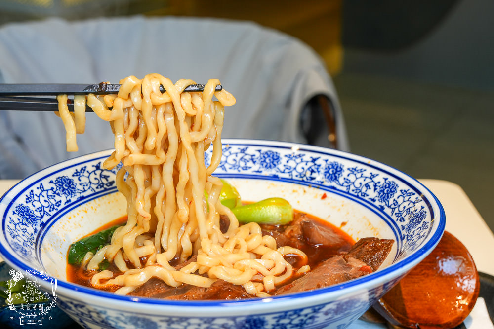 承億福利社|隱藏在承億酒店與喜樂影城的澎湃牛肉麵!還有水餃肉燥飯可以點哦~