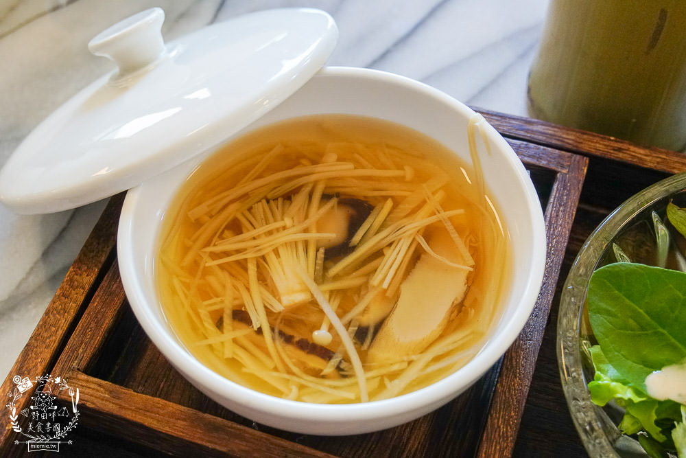 高雄[抱一茶屋]美術館超隱密的人氣日式風格餐廳!簡約淡雅的舒適空間!