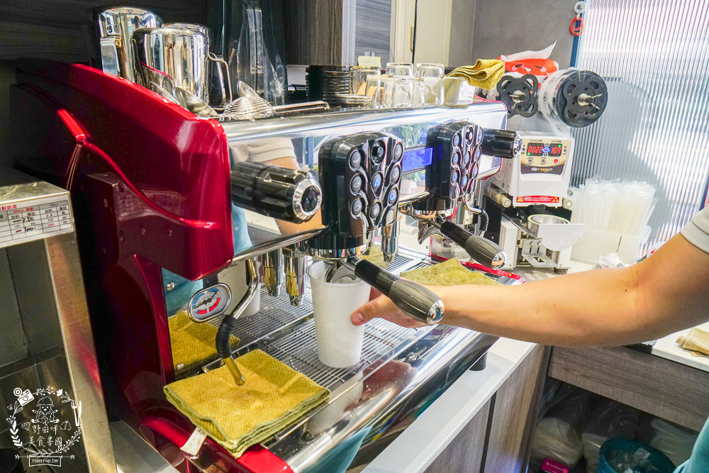 高雄[敖茶手作茶飲崇德店]傳統飲品也能潮出新風味的飲料店!顛覆大眾想像的梅子創意飲品!