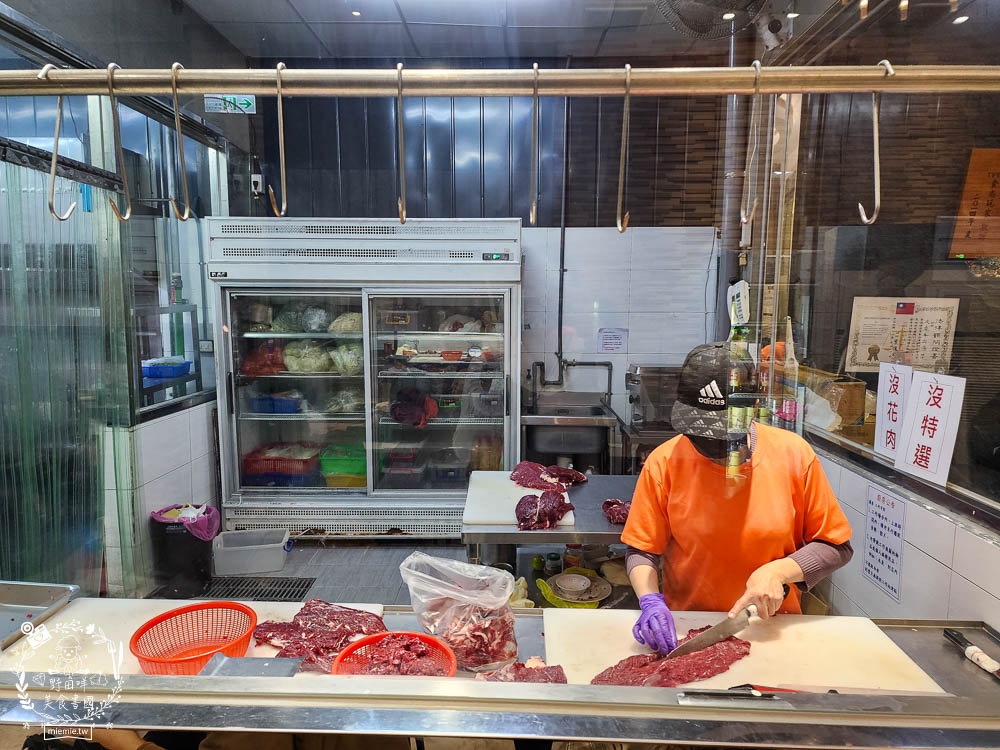 文章牛肉湯|台南未營業就開始排隊的人氣牛肉湯！買牛腩湯送牛肉燥飯！台南必吃牛肉湯！