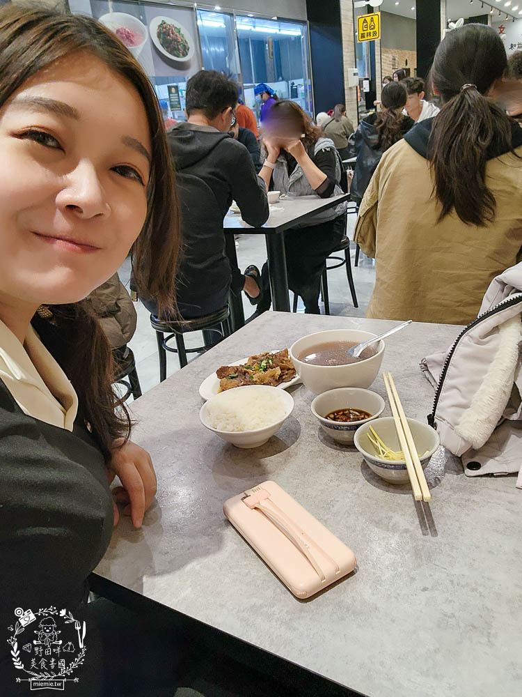 文章牛肉湯|台南未營業就開始排隊的人氣牛肉湯！買牛腩湯送牛肉燥飯！台南必吃牛肉湯！